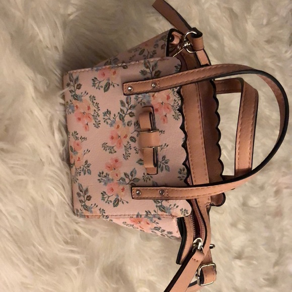 A crossbody bag - Picture 6 of 6